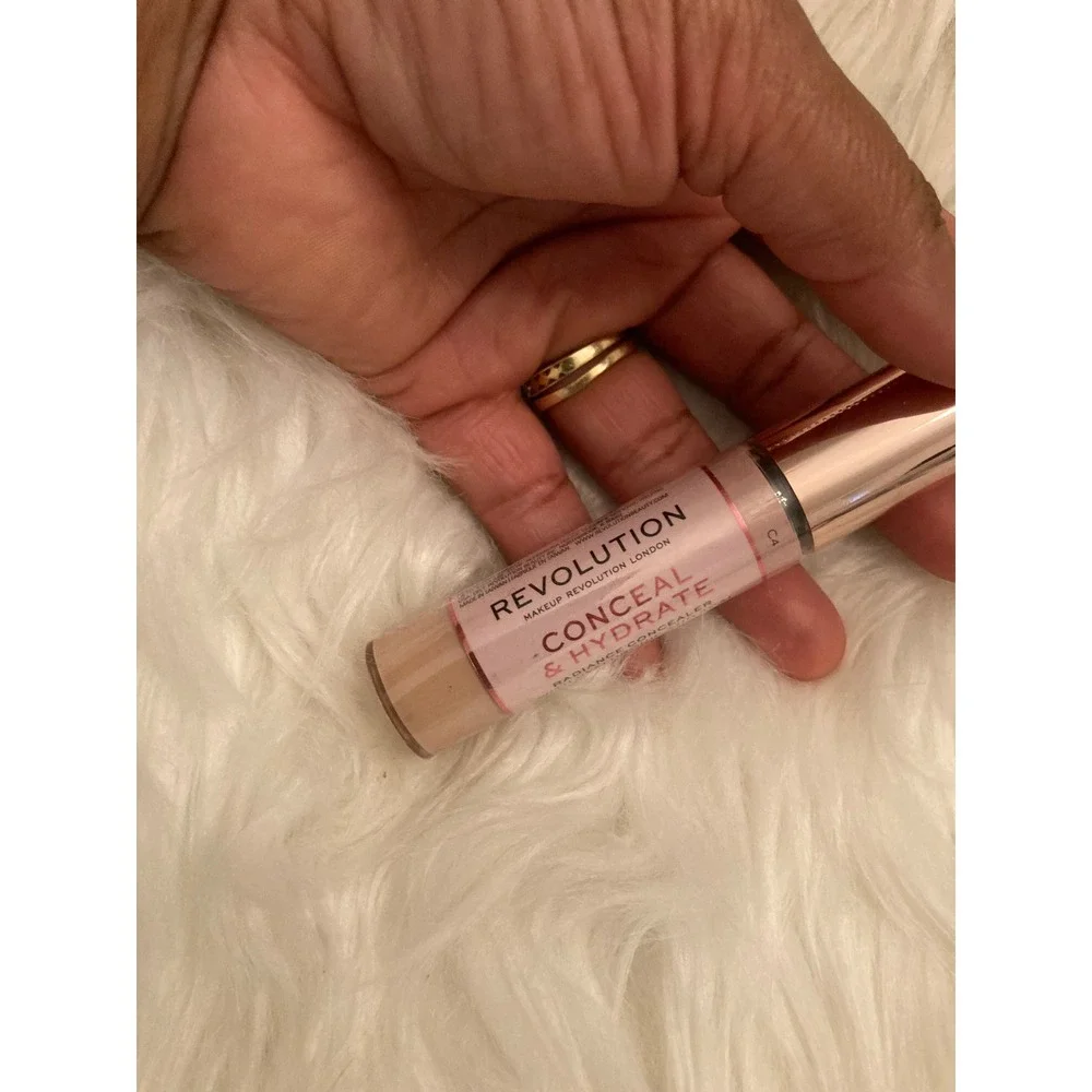 Makeup Revolution Conceal & Hydrate Concealer C4 0.45oz Tan Radiance GLOW